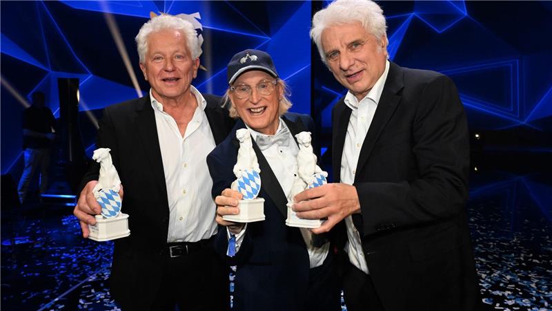 Die Preisträger Miroslav Nemec (l-r), Otto Waalkes und Udo Wachtveitl stehen bei der Verleihung des TV- und Streaming-Awards „Blauer Panther“ in der BMW Welt in München auf der Bühne.