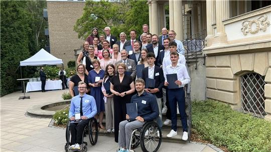 Die Preisträger der Niedersächsischen Sportmedaille 2024 mit Ministerin Daniela Behrens.