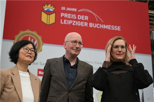 Die Preisträger der diesjährigen Buchmesse: Barbi Marković (r.),  Tom Holert und Ki-Hyang Lee in Leipzig.