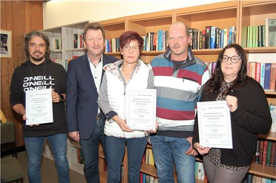 Die Preisträger des Verschönerungswettbewerbs (v.li.): Markus Olbrich, Ortsbürgermeister Burkhard Pahl, Marion und Lutz Melzer, Sandra Schaper.  Foto: Heinichen
