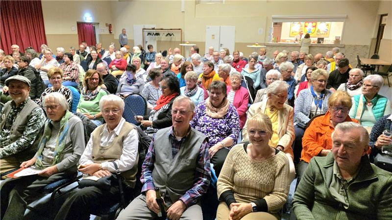 Oberharzer Theatergruppe feiert gelungene Premiere in Windhausen Die Premiere in Windhausen ist gut besucht.