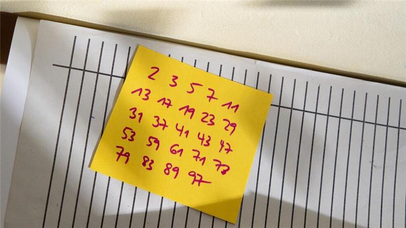 Über 41 Millionen Stellen: Bislang größte Primzahl entdeckt Die Primzahlen bis 100 stehen auf einem Zettel geschrieben. (Symbolbild)
