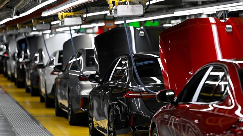 Die Produktion der Autoindustrie zieht an. 