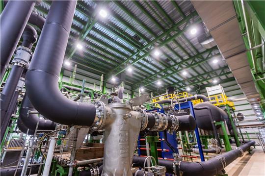 Die Produktionshalle der Pilotanlage für grünen Wasserstoff aus Sonnenstrom des spanischen Stromerzeugers Iberdrola südlich von Madrid.
