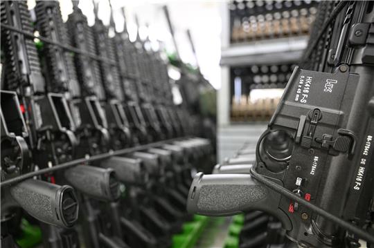 Waffenhersteller Heckler & Koch steigert Gewinn kräftig Die Produktionshalle des Waffenherstellers Heckler & Koch in Oberndorf mit fertigen Sturmgewehre vom Typ HK416.