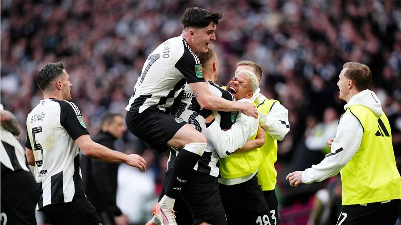 Newcastle gewinnt Ligapokal-Finale gegen Liverpool Die Profis von Newcastle United feiern das 1:0 durch Dan Burn. Der Ligapokal-Gewinn ist der erste nationale Titelerfolg des Clubs seit 70 Jahren.