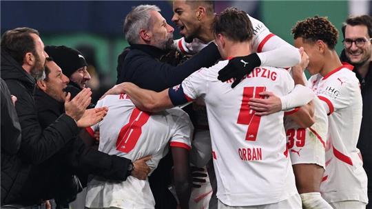 Die Profis von RB Leipzig feiern das 3:0 gegen Frankfurt mit ihrem zuletzt kritisierten Trainer Marco Rose.