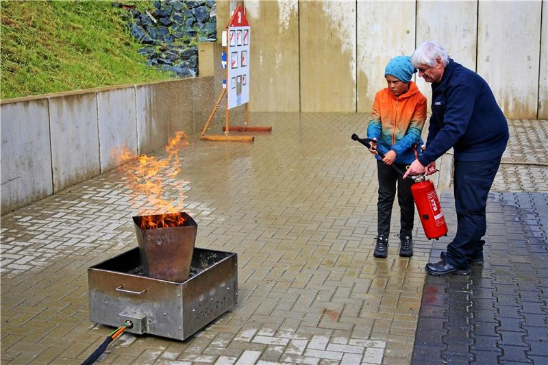 St. Andreasberger Feuerwehr zeigt, was sie hat und kann Die Profis zeigen, wie man ein Feuer löscht. Foto: Jung