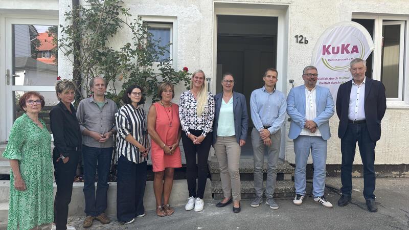 Die Projektbeteiligten (v. r.) unter anderem mit Bad Harzburgs Bürgermeister Ralf Abrahms, Erstem Kreisrat Frank Dressler, Lebenshilfe-Geschäftsführer Sven Dickfeld, Kvhs-Leiterin Eva Schulze und Kvhs-Mitarbeiterin Geneviève Naffin.