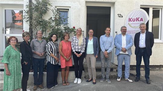 Die Projektbeteiligten (v. r.) unter anderem mit Bad Harzburgs Bürgermeister Ralf Abrahms, Erstem Kreisrat Frank Dressler, Lebenshilfe-Geschäftsführer Sven Dickfeld, Kvhs-Leiterin Eva Schulze und Kvhs-Mitarbeiterin Geneviève Naffin.
