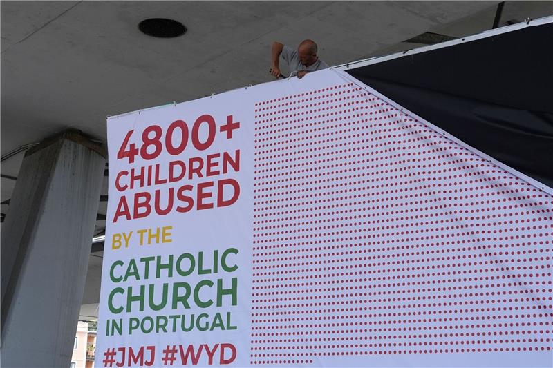 Portugal: Wirbel um Protest-Plakate beim Papst-Besuch Die Protest-Plakate wurden von der Bewegung «This is Our Memorial» angebracht. «Obwohl bei diesem Weltjugendtag Imagewäsche betrieben wird, vergessen wir die Opfer nicht», sagte die Initiatorin.