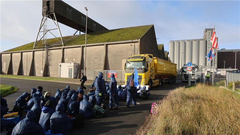 Protestierende blockieren Zufahrten von Hafendienstleister Die Protestierenden hinderten Lkw daran, das Gelände eines Hafendienstleisters in Bremen-Walle zu verlassen.