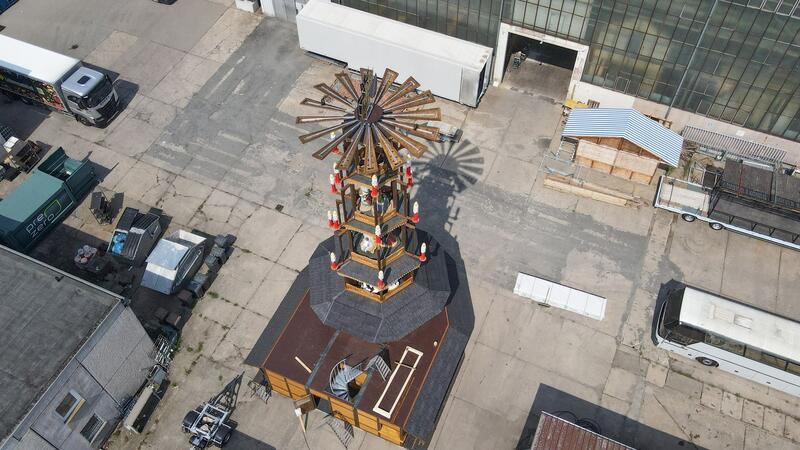 Eine der größten Weihnachtspyramiden der Welt entsteht Die Pyramide zeigt die Weihnachtsgeschichte und besteht aus sechs Etagen mit einer Höhe von rund 20 Metern.