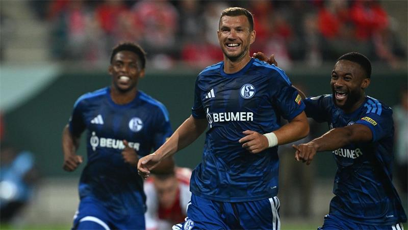 Euphorie und Promi-Power: Der „Mythos Schalke“ ist zurück Die Qualität von Edin Dzeko (M) ist unbestritten. (Archivbild)