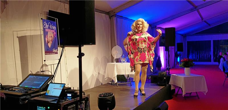 Travestiekünstlerin Elke Winter bekommt Standing Ovations Die Queen of Comedy heizt den Gästen auf der Rennbahn ein. Foto: Fricke