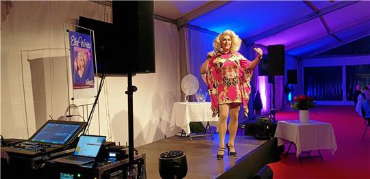 Die Queen of Comedy heizt den Gästen auf der Rennbahn ein. Foto: Fricke