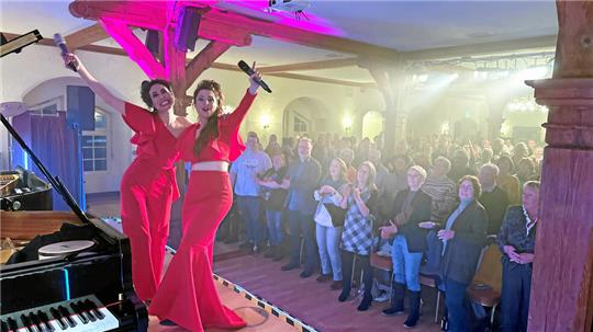 Die Queenz of Piano, hier bei einem Auftritt im Februar 2023, kommen mit einem Winterprogramm ins Bündheimer Schloss.