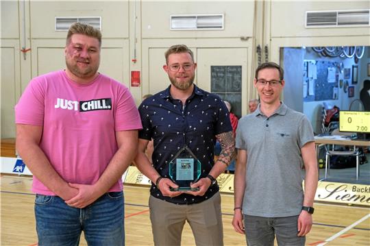Die Radballer Manuel Miehe (Mitte) und Hendrik Klauenberg (li.) erhalten für den Aufstieg in die 2. Bundesliga die Auszeichnung zur „Mannschaft des Jahres 2019“ im Landkreis Goslar. GZ-Sportredakteur Sebastian Krause überreicht den Preis.  Foto: Drechsler