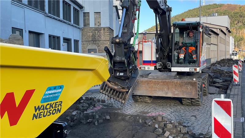 Die Radwegsanierung entlang der B498 in Oker hat begonnen. Rund zwei Kilometer Strecke werden erneuert.