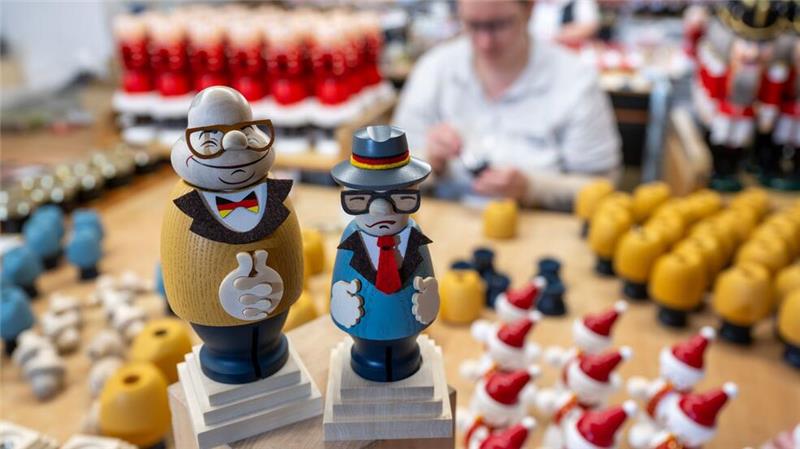 Die Räuchermännchen aus dem Erzgebirge sind traditionell und modern zugleich.