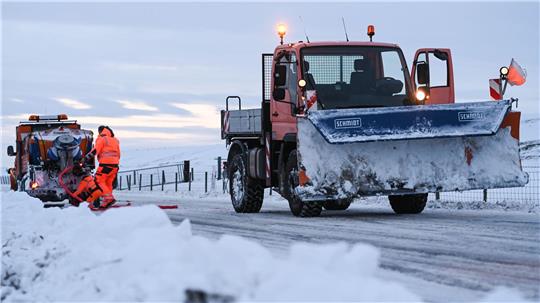 Die Räumdienste haben Probleme, Schneeverwehungen von den Straßen in Ostfriesland zu räumen. 