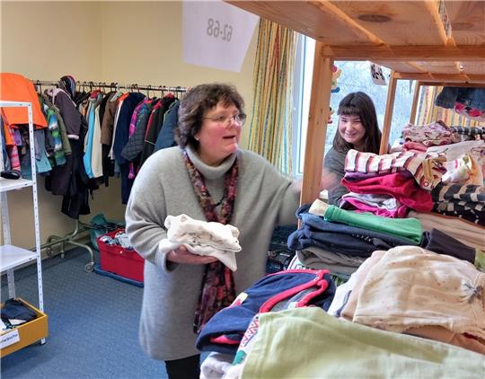 Die Räume im ersten Stock in der Kastanienallee werden dieser Tage noch aufgehübscht und die Bekleidung in der Auslage einsortiert. Birgit Gläsener aus Lautenthal (li.) und Melanie Stadermann aus Langelsheim haben Freude bei der Arbeit. Foto: Neddermeier