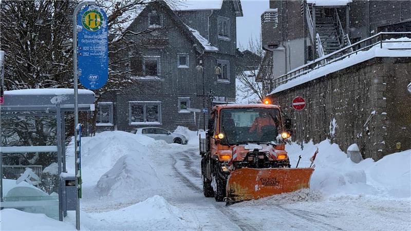 Das Foto zeigt ein Räumfahrzeug in der Marktstraße in Braunlage.