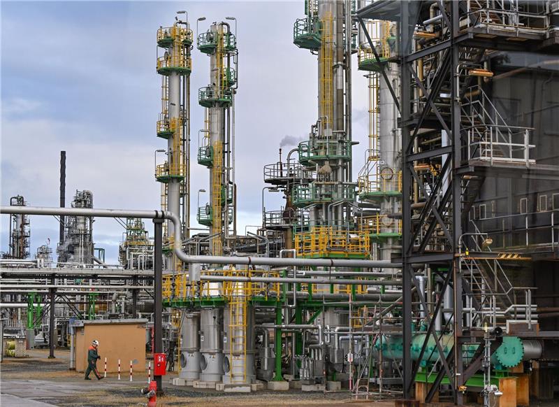 Bund setzt auf Rückzug von Rosneft aus deutschen Raffinerien Die Raffinerie in Schwedt in der Uckermark im Nordosten von Brandenburg versorgt große Teile des Nordostens Deutschlands mit Treibstoff. Sie gehört mehrheitlich zwei Töchtern des russischen Staatskonzerns Rosneft, die aber unter Treuhandverwaltung des Bundes stehen.