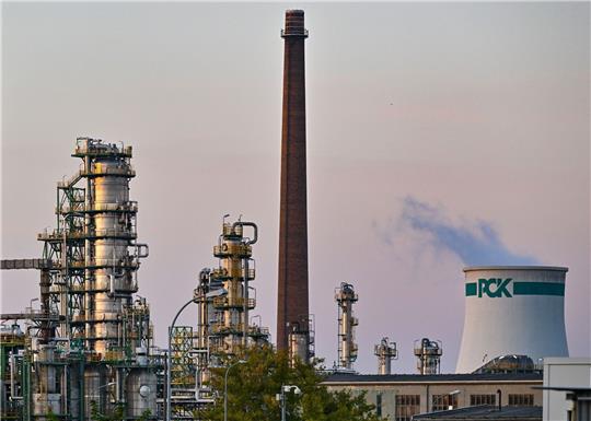 Die Raffinerie in der Uckermark im Nordosten von Brandenburg versorgt große Teile des Nordostens Deutschlands mit Treibstoff.