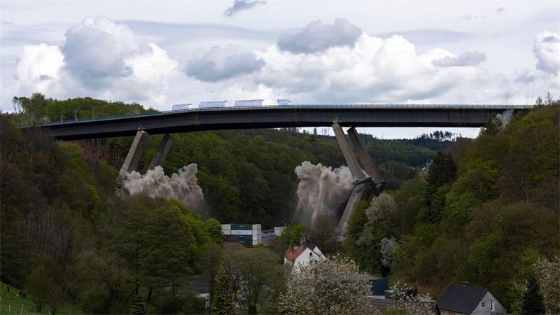 Experten: Megakosten wegen maroder Brücken oft vermeidbar Die Rahmede-Talbrücke wurde gesprengt und neu gebaut. (Archivbild)