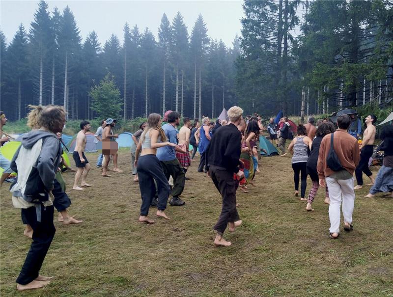 Die „Rainbow Family“ tanzt zu Percussions auf der Lichtung.