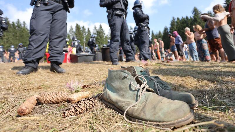 Was bleibt übrig vom „Rainbow Gathering“ neben einem Haufen Kot? Die „Rainbow Family“ übt heftige Kritik an den Landkreisen Göttingen und Goslar.