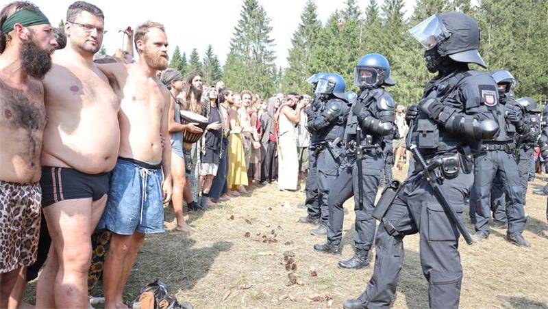 Hundertschaften beim „Rainbow Gathering“: Alle Feuer gelöscht Die „Rainbow Family“ und die Einsatzkräfte der Polizei stehen sich gegenüber.