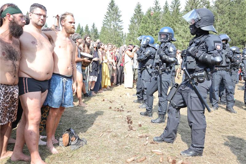 Die „Rainbow Family“ und die Einsatzkräfte der Polizei stehen sich gegenüber.