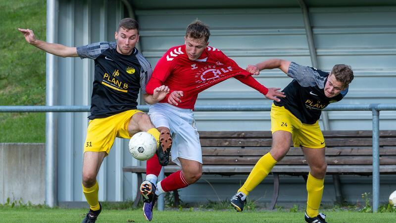 Die Rammelsberger Nico Werschkull (l.) und Noah Krause (r.) versuchen gemeinsam, Groß Döhrens Daniel Ledowski zu stoppen. Trotz harten Kampfes verläuft die Partie aber fair.