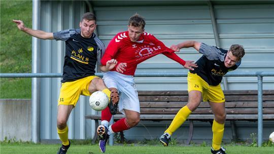Die Rammelsberger Nico Werschkull (l.) und Noah Krause (r.) versuchen gemeinsam, Groß Döhrens Daniel Ledowski zu stoppen. Trotz harten Kampfes verläuft die Partie aber fair.