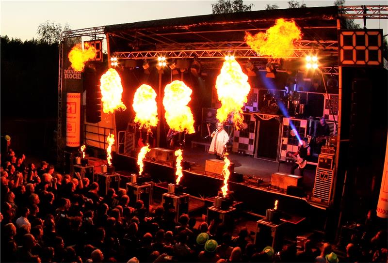 Die Rammstein-Coverband Völkerball sorgt bei den Open Airs 2022 und 2023 für eine actionreiche Show. Archivfoto: Epping