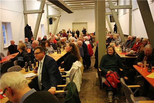 Die Rathausscheune ist zu dem offiziellen Neujahrsempfang der Bergstadt gut besucht, zu der Ortsvorsteher Karl-Heinz Plosteiner eingeladen hat. Foto: Jung