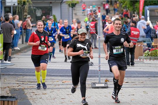 Die Rathausstraße in Hahnenklee ist von nun an das Zentrum des 10-Teiche-Marathons. Dort ist jetzt nicht nur der Zieleinlauf, sonder auch der Start, was sich positiv bemerkbar macht. Foto: Drechsler