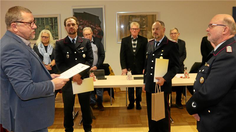 Personen haben sich während der Ratssitzung in Liebenburg von ihren Plätzen erhoben.