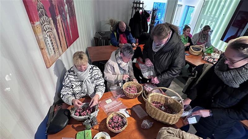 Die Ratsmitglieder nehmen ihre Gläcksschweinchenkontingente in Empfang. Und sie wissen: Ein eigenes Körbchen ist Gold wert.