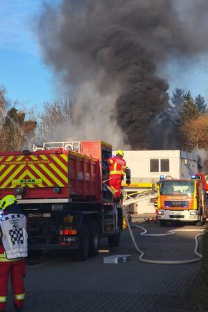 Großeinsatz in Salzgitter-Bad: Feuer an Tankstelle ausgebrochen Die Rauchsäule ist in kilometerweiter Entfernung zu sehen.