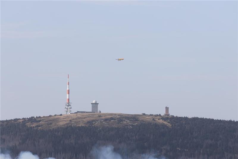 Die Rauchwolke, die über dem brennenden Gebiet aufsteigt, ist kilometerweit sich...
