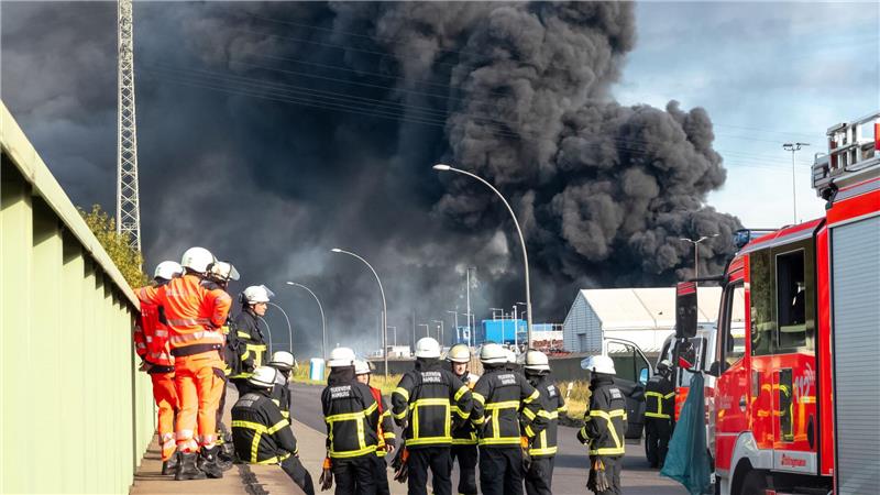 Die Rauchwolke war weithin zu sehen mehr als 20 Stunden nach Ausbruch des Feuers waren die Brandgase in der Stadt zu riechen.