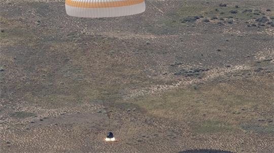Die Raumkapsel Sojus MS-28 landet in der kasachischen Steppe