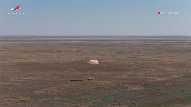 Drei Raumfahrer von der ISS zurückgekehrt Die Raumkapsel mit den Raumfahrern Williams, Kud-Sverchkov und Mikaev