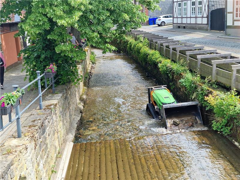 Nach Hochwasser: Aufräumarbeiten an der Abzucht gehen weiter Die Raupe soll in den nächsten zwei bis drei Wochen die Abzucht aufräumen. Foto: Schlimme