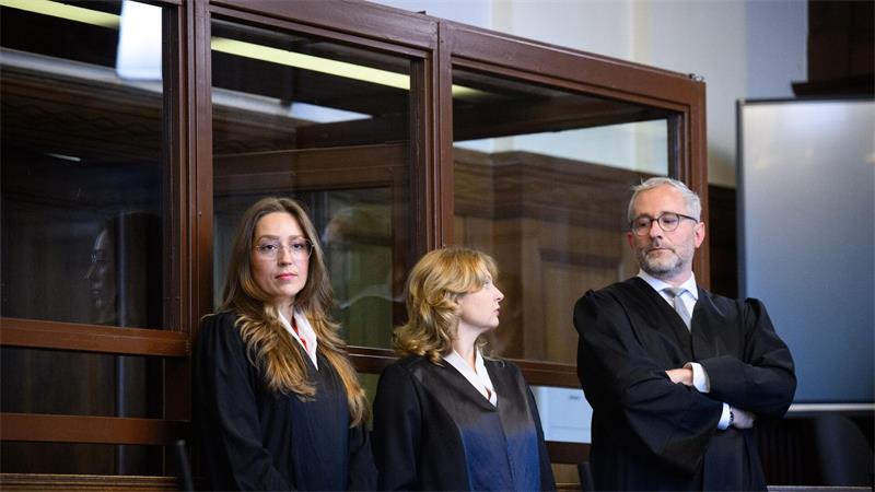 Die Rechtsanwälte des angeklagten Palliativarztes stehen im Landgericht Berlin. (Archivbild)