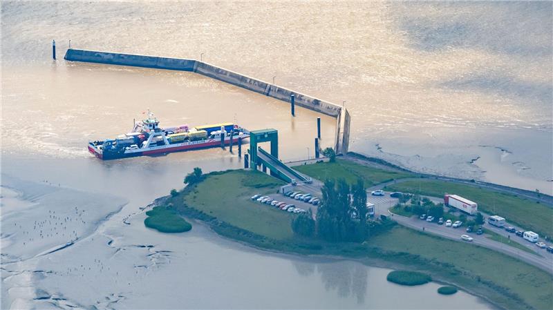 Die Reederei FRS, die die Elbfähre Glückstadt-Wischhafen betreibt, klagt. (Archivfoto)
