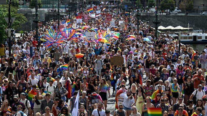 Zehntausende feiern bei Regenbogenparade in Prag Die Regenbogenparade war Höhepunkt des Festivals.